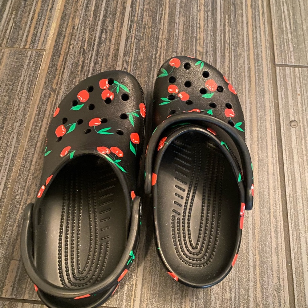 CROCS Kids' Black Cherry Print Slippers - Picture 3 of 4